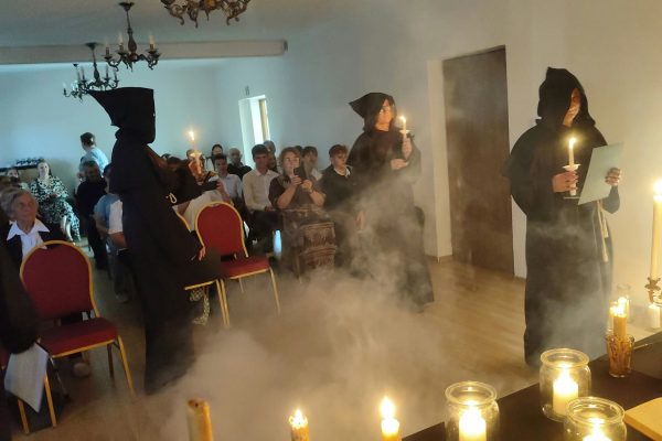 Scena z Dziadów przy świecach przed zgromadzoną publicznością — Narodowe Czytanie w Tucznej, 8 września 2026 r.