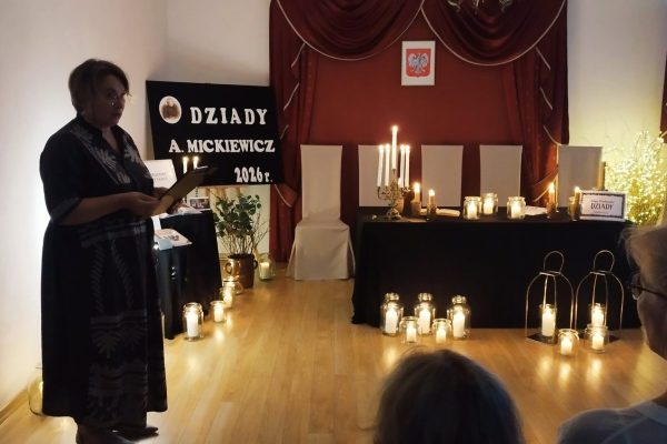 Uczestnik inscenizacji przed publicznością — Narodowe Czytanie w Tucznej, 8 września 2026 r.