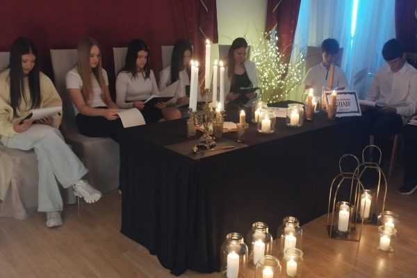 Uczestnicy wspólnego czytania przy udekorowanym stole — Narodowe Czytanie w Tucznej, 8 września 2026 r.