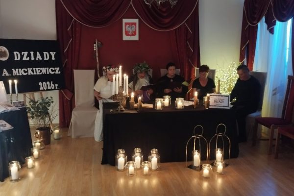 Uczestnicy czytania w sali udekorowanej na Narodowe Czytanie — Narodowe Czytanie w Tucznej, 8 września 2026 r.
