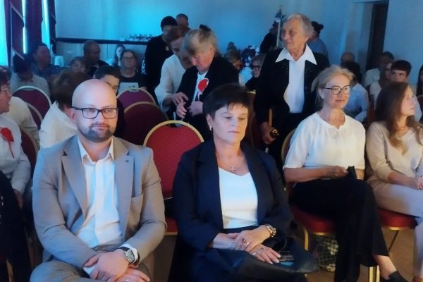 Publiczność słucha czytanych fragmentów utworu — Narodowe Czytanie w Tucznej, 8 września 2026 r.