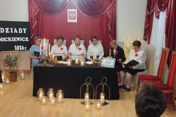 Uczestnicy czytania przy długim stole — Narodowe Czytanie w Tucznej, 8 września 2026 r.