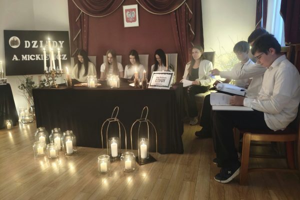 Czytanie fragmentu Dziadów przy wspólnym stole — Narodowe Czytanie w Tucznej, 8 września 2026 r.