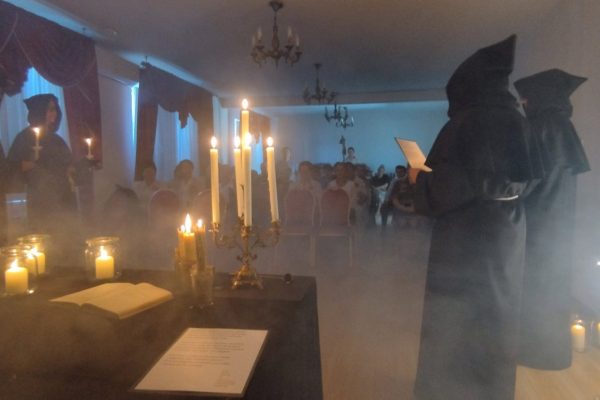 Scena inscenizacji ze świecami i dymem — Narodowe Czytanie w Tucznej, 8 września 2026 r.