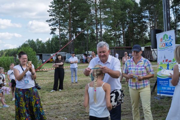 Uczestnicy wystawy koni podczas wręczania nagród i wspólnych zdjęć.