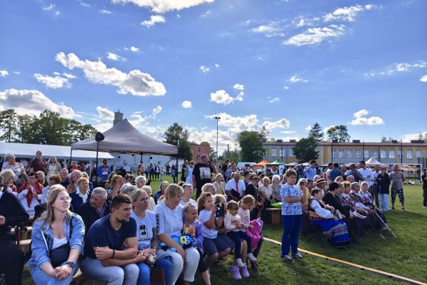 Publiczność siedząca przed plenerową sceną dożynek.