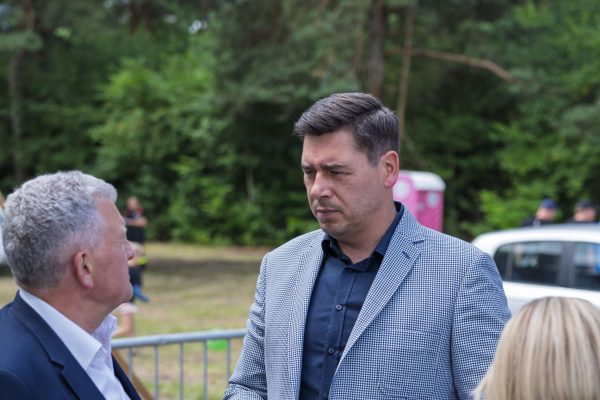 Uczestnicy i organizatorzy przy scenie oraz na terenie Wojewódzkiej Wystawy Koni.