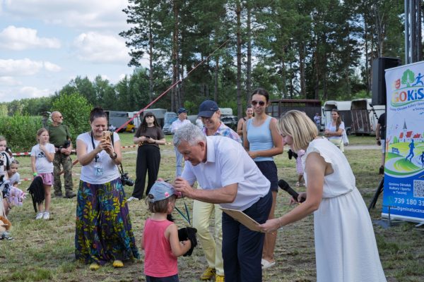 Uczestnicy wystawy koni podczas wręczania nagród i wspólnych zdjęć.