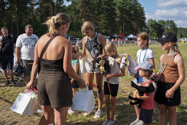 Uczestnicy wystawy koni podczas wręczania nagród i wspólnych zdjęć.