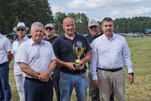 Uczestnicy wystawy koni podczas wręczania nagród i wspólnych zdjęć.