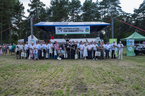 Uczestnicy wystawy koni podczas wręczania nagród i wspólnych zdjęć.