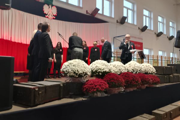 Uczestnicy przy mikrofonach na scenie Festiwalu Pieśni Patriotycznych.