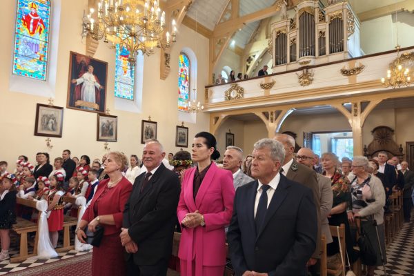 Uczestnicy dożynek podczas uroczystości w kościele.