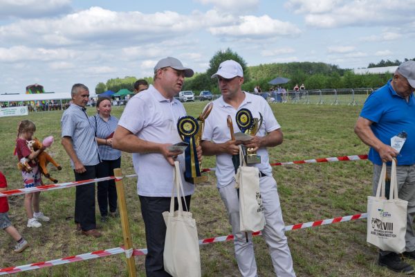 Uczestnicy wystawy koni podczas wręczania nagród i wspólnych zdjęć.