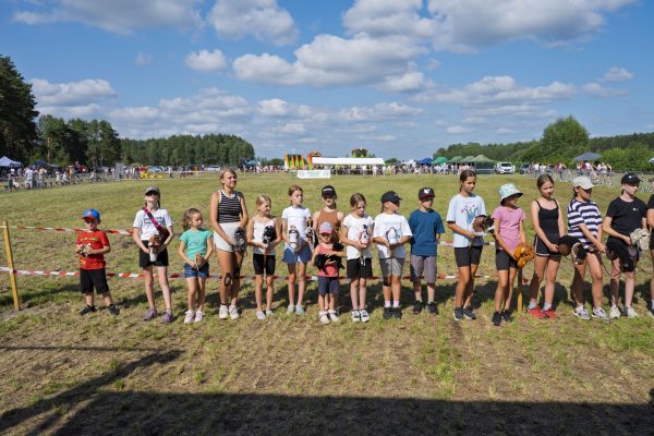 Uczestnicy wystawy koni podczas wręczania nagród i wspólnych zdjęć.