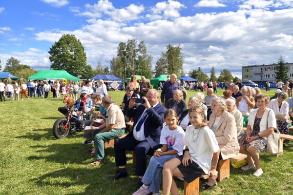 Publiczność siedząca przed plenerową sceną dożynek.