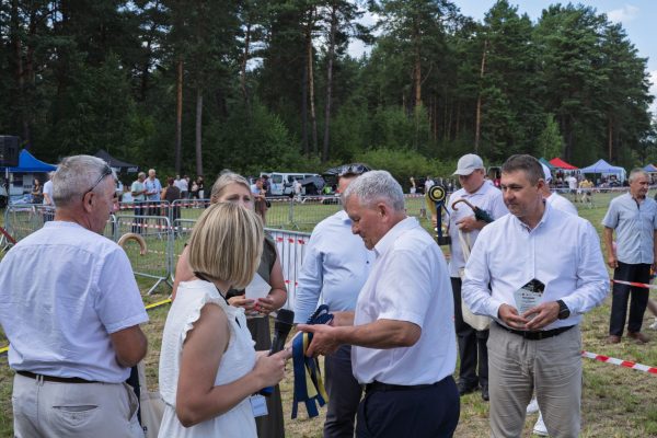 Uczestnicy wystawy koni podczas wręczania nagród i wspólnych zdjęć.