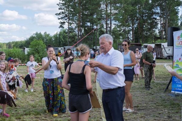 Uczestnicy wystawy koni podczas wręczania nagród i wspólnych zdjęć.