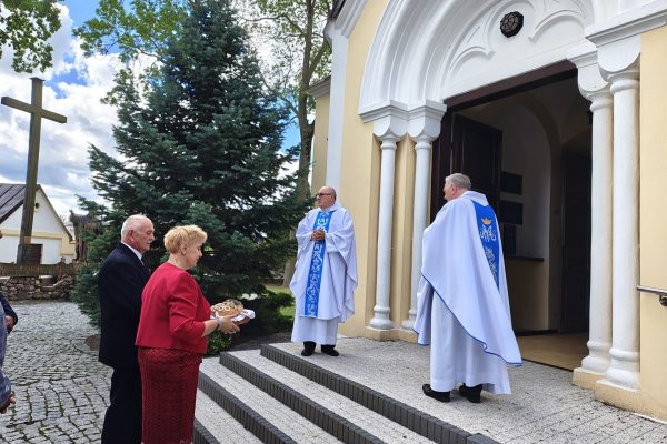 Uczestnicy dożynek podczas uroczystości w kościele.