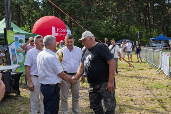 Uczestnicy wystawy koni podczas wręczania nagród i wspólnych zdjęć.