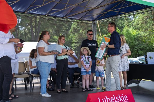Uczestnicy wystawy koni podczas wręczania nagród i wspólnych zdjęć.