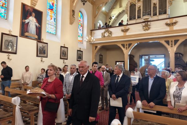 Uczestnicy dożynek podczas uroczystości w kościele.