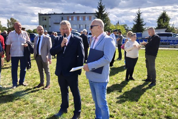 Uczestnicy dożynek spacerujący pomiędzy plenerowymi stoiskami.