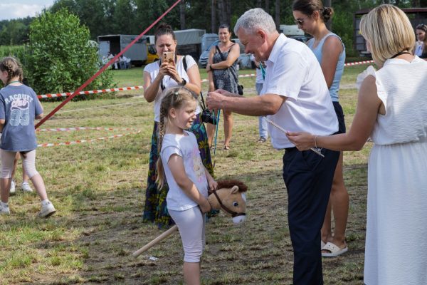 Uczestnicy wystawy koni podczas wręczania nagród i wspólnych zdjęć.