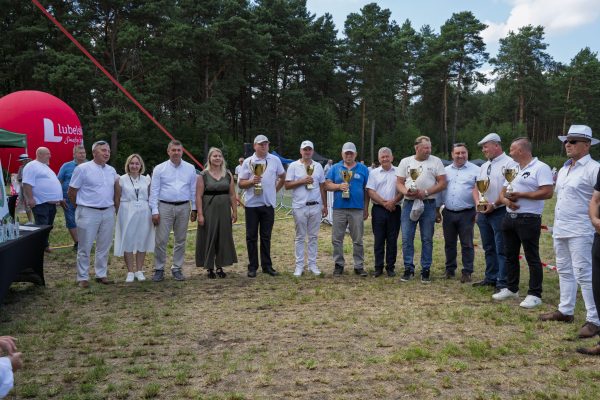 Uczestnicy wystawy koni podczas wręczania nagród i wspólnych zdjęć.