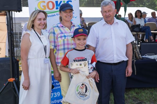 Uczestnicy wystawy koni podczas wręczania nagród i wspólnych zdjęć.