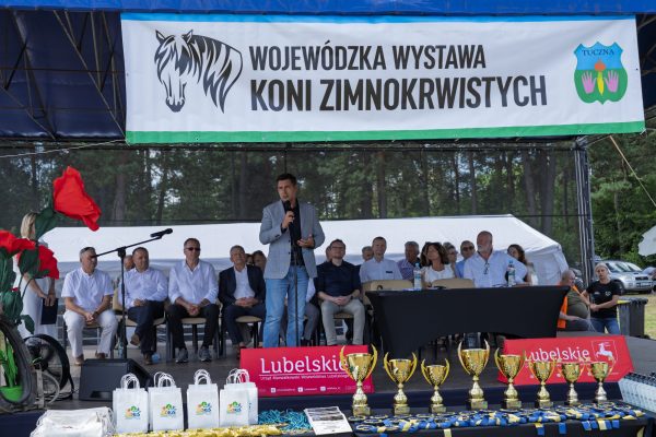 Uczestnicy i organizatorzy przy scenie oraz na terenie Wojewódzkiej Wystawy Koni.