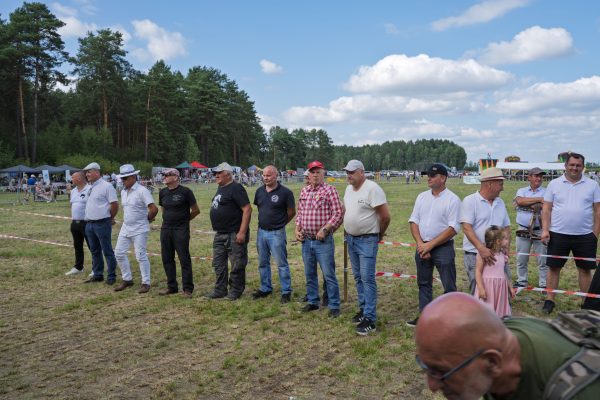 Uczestnicy wystawy koni podczas wręczania nagród i wspólnych zdjęć.