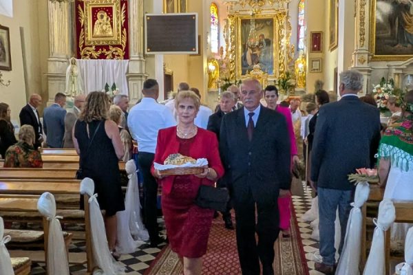 Uczestnicy dożynek podczas uroczystości w kościele.