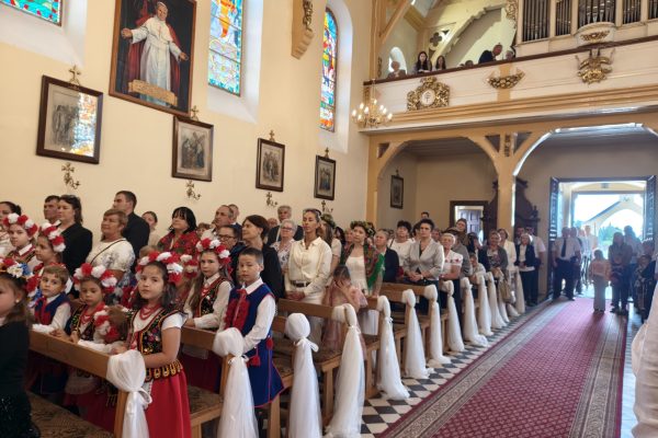 Uczestnicy dożynek podczas uroczystości w kościele.