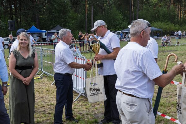 Uczestnicy wystawy koni podczas wręczania nagród i wspólnych zdjęć.
