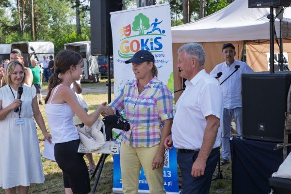 Uczestnicy wystawy koni podczas wręczania nagród i wspólnych zdjęć.