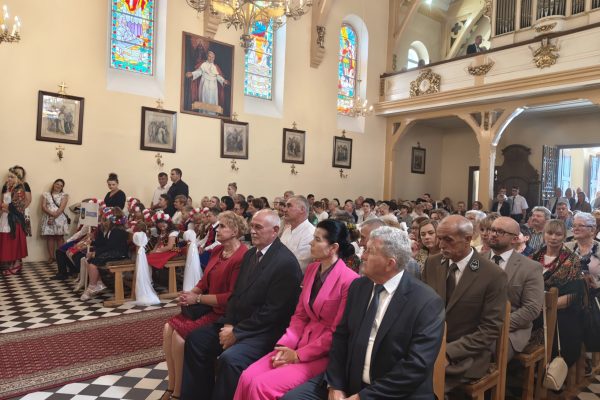 Uczestnicy dożynek podczas uroczystości w kościele.
