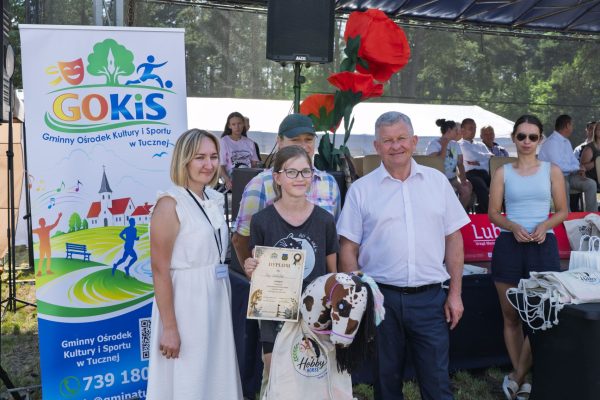Uczestnicy wystawy koni podczas wręczania nagród i wspólnych zdjęć.