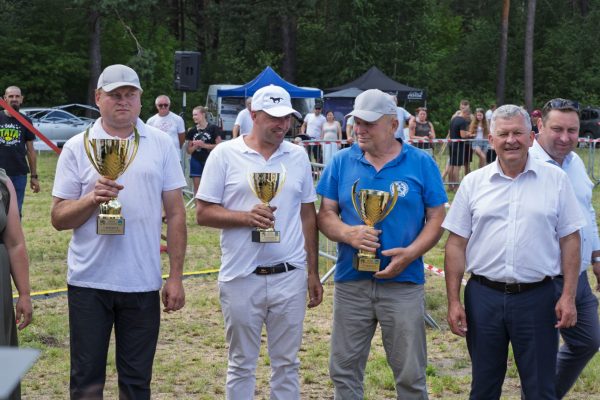 Uczestnicy wystawy koni podczas wręczania nagród i wspólnych zdjęć.