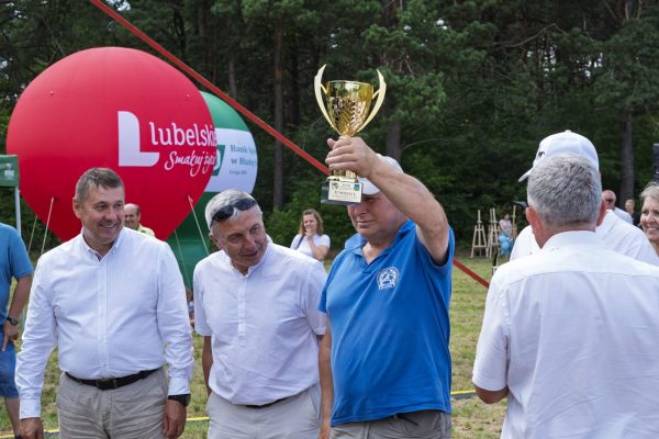 Uczestnicy wystawy koni podczas wręczania nagród i wspólnych zdjęć.