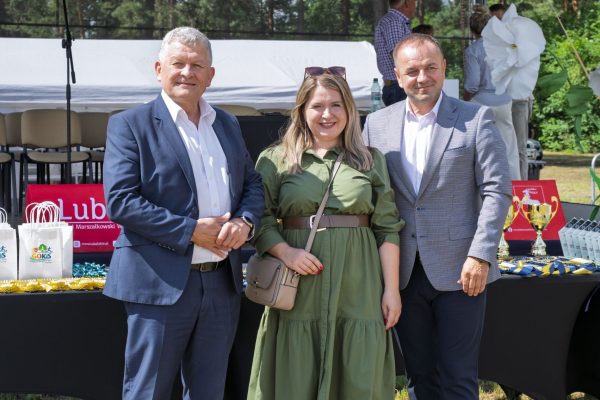 Uczestnicy i organizatorzy przy scenie oraz na terenie Wojewódzkiej Wystawy Koni.