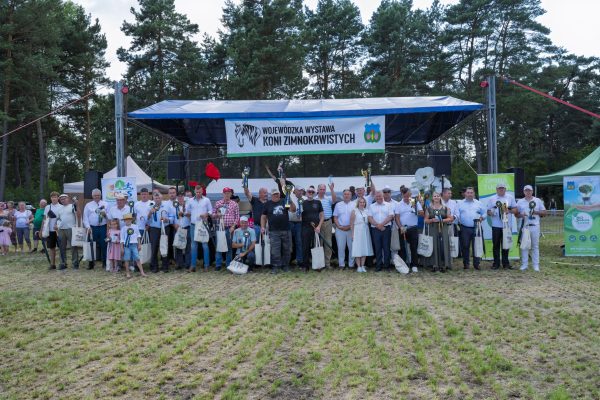 Uczestnicy wystawy koni podczas wręczania nagród i wspólnych zdjęć.