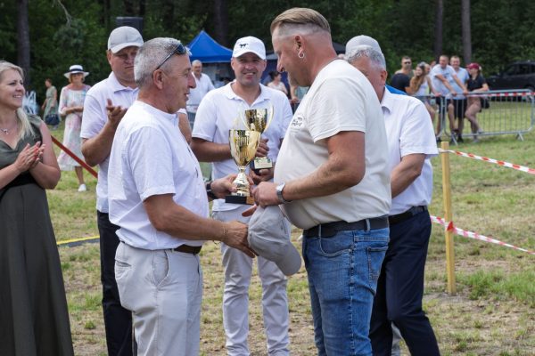 Uczestnicy wystawy koni podczas wręczania nagród i wspólnych zdjęć.
