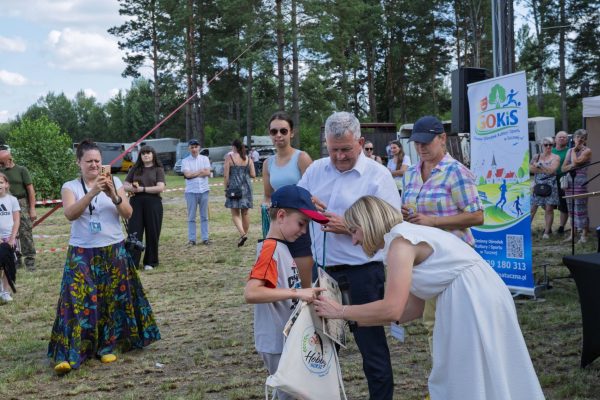 Uczestnicy wystawy koni podczas wręczania nagród i wspólnych zdjęć.