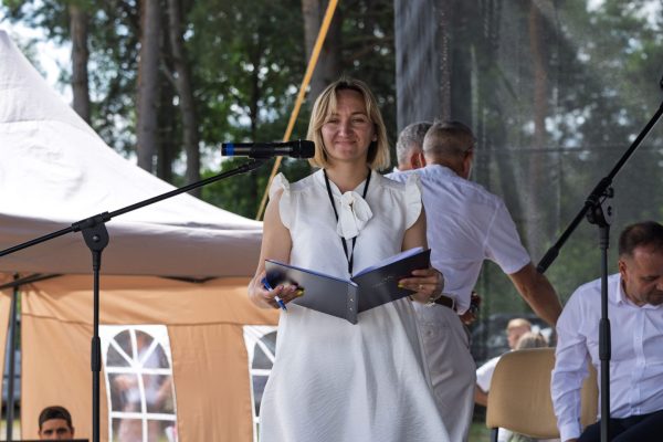 Uczestnicy i organizatorzy przy scenie oraz na terenie Wojewódzkiej Wystawy Koni.