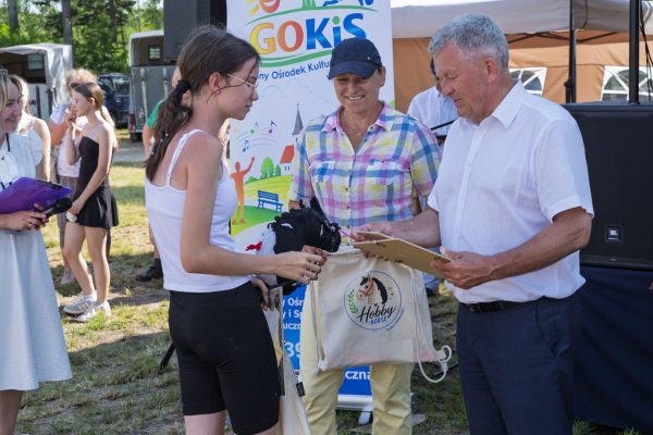 Uczestnicy wystawy koni podczas wręczania nagród i wspólnych zdjęć.