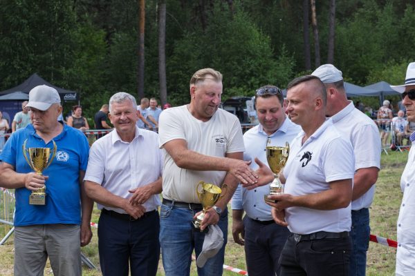 Uczestnicy wystawy koni podczas wręczania nagród i wspólnych zdjęć.