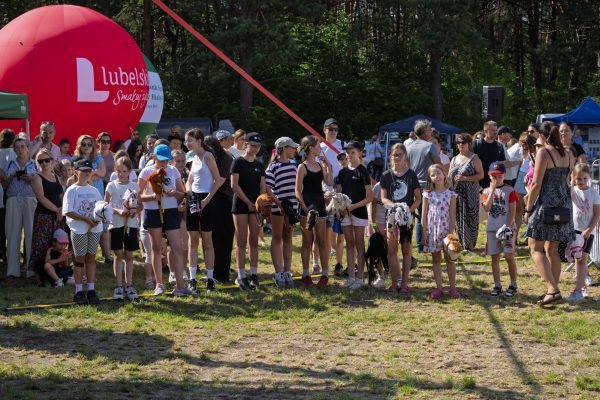 Uczestnicy wystawy koni podczas wręczania nagród i wspólnych zdjęć.