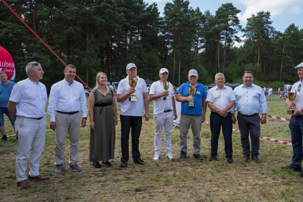 Uczestnicy wystawy koni podczas wręczania nagród i wspólnych zdjęć.