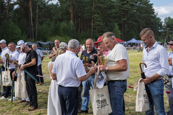 Uczestnicy wystawy koni podczas wręczania nagród i wspólnych zdjęć.
